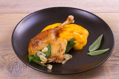 Ördek bacak tatlı patates püresi, adaçayı ve sarımsak ile.