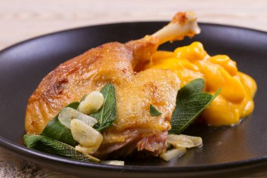 Ördek bacak tatlı patates püresi, adaçayı ve sarımsak ile.