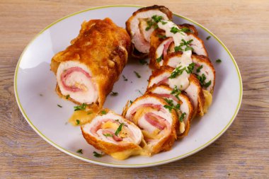 Peynir ve domuz pastırması ile tavuk göğsü. Gevrek ve kremalı tavuk tamamladı