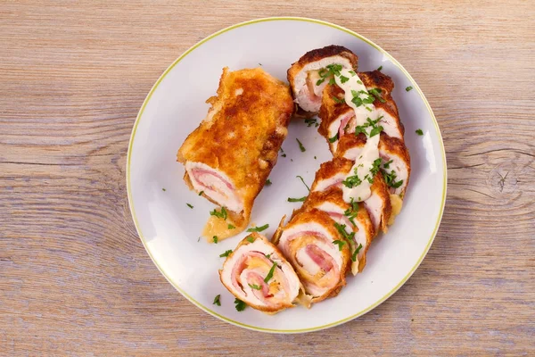 Pechugas de pollo con queso y tocino. Envolturas de pollo crujiente y cremoso — Foto de Stock