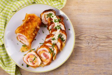 Peynir ve domuz pastırması ile tavuk göğsü. Gevrek ve kremalı tavuk tamamladı