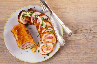 Peynir ve domuz pastırması ile tavuk göğsü. Gevrek ve kremalı tavuk tamamladı