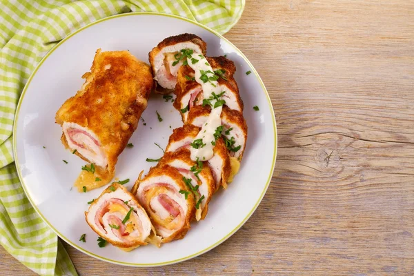 Peynir ve domuz pastırması ile tavuk göğsü. Gevrek ve kremalı tavuk tamamladı