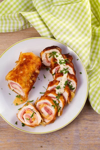 Kycklingbröst med ost och bacon. Krispig och krämig kyckling wraps — Stockfoto