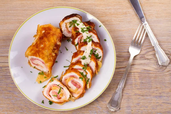Pechugas de pollo con queso y tocino. Envolturas de pollo crujiente y cremoso — Foto de Stock