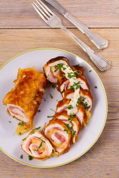 Peynir ve domuz pastırması ile tavuk göğsü. Gevrek ve kremalı tavuk tamamladı