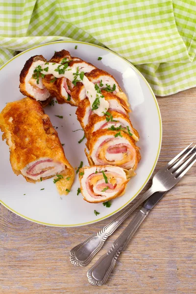 Peynir ve domuz pastırması ile tavuk göğsü. Gevrek ve kremalı tavuk tamamladı