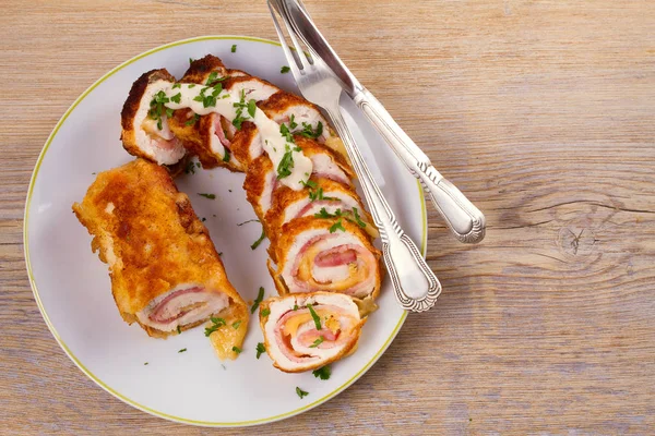 Peynir ve domuz pastırması ile tavuk göğsü. Gevrek ve kremalı tavuk tamamladı