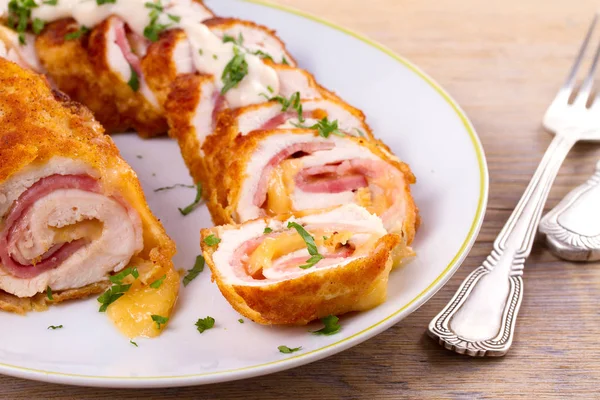 Peynir ve domuz pastırması ile tavuk göğsü. Gevrek ve kremalı tavuk tamamladı