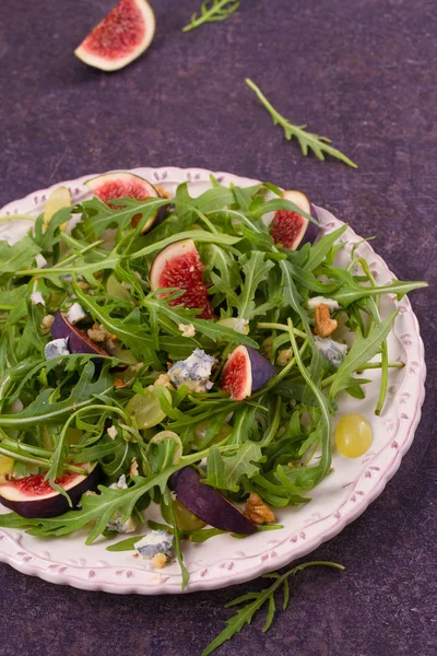 Ensalada de uvas, higos, queso azul, rúcula y nueces —  Fotos de Stock