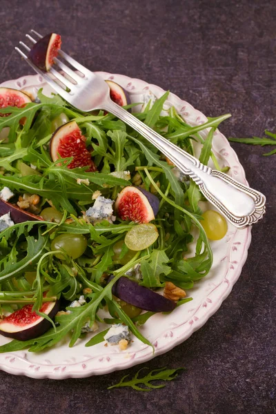 Insalata di uva, fichi, formaggio blu, rucola e noci — Foto Stock