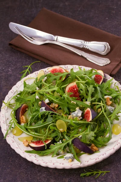 Insalata di uva, fichi, formaggio blu, rucola e noci — Foto Stock