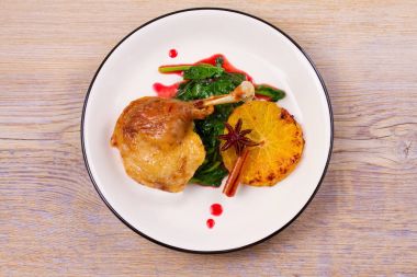 Ispanak ve turuncu tatlı ve ekşi berry soslu ördek bacakla