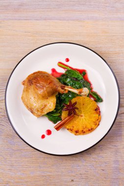 Ispanak ve turuncu tatlı ve ekşi berry soslu ördek bacakla