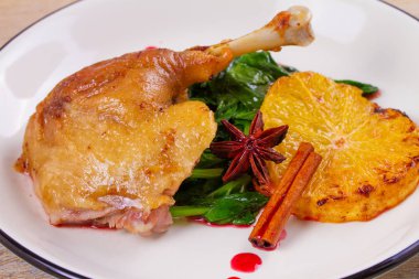 Ispanak ve turuncu tatlı ve ekşi berry soslu ördek bacakla