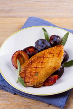 Kızarmış ördek brest beyaz tabakta Erik ile