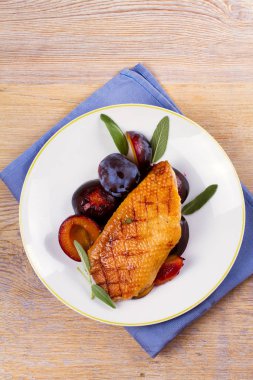 Kızarmış ördek brest beyaz tabakta Erik ile