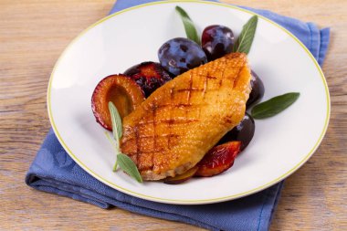 Kızarmış ördek brest beyaz tabakta Erik ile