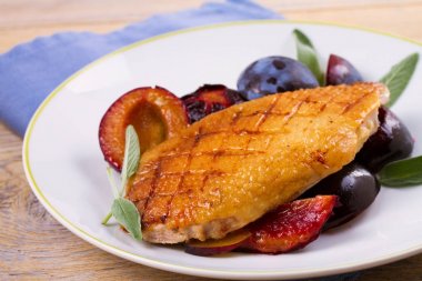 Kızarmış ördek brest beyaz tabakta Erik ile