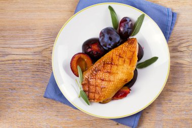 Kızarmış ördek brest beyaz tabakta Erik ile