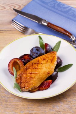 Kızarmış ördek brest beyaz tabakta Erik ile