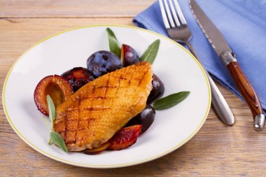 Kızarmış ördek brest beyaz tabakta Erik ile