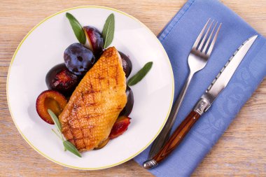 Kızarmış ördek brest beyaz tabakta Erik ile