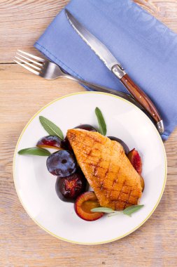 Kızarmış ördek brest beyaz tabakta Erik ile