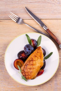 Kızarmış ördek brest beyaz tabakta Erik ile