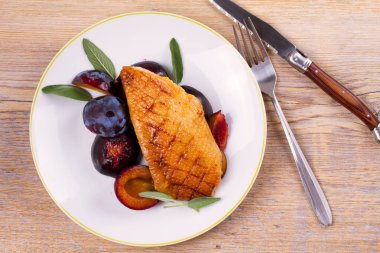 Kızarmış ördek brest beyaz tabakta Erik ile