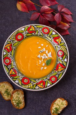 Mavi peynir ve sarımsak tereyağı tost ile kavrulmuş Balkabagi çorbası