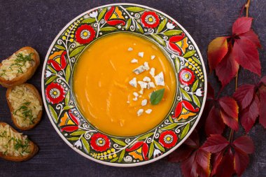 Mavi peynir ve sarımsak tereyağı tost ile kavrulmuş Balkabagi çorbası