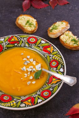 Mavi peynir ve sarımsak tereyağı tost ile kavrulmuş Balkabagi çorbası