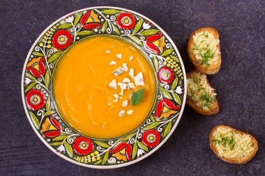 Mavi peynir ve sarımsak tereyağı tost ile kavrulmuş Balkabagi çorbası