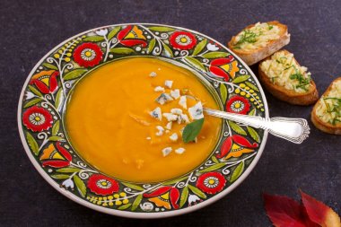 Mavi peynir ve sarımsak tereyağı tost ile kavrulmuş Balkabagi çorbası