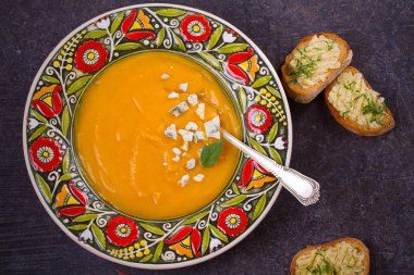 Mavi peynir ve sarımsak tereyağı tost ile kavrulmuş Balkabagi çorbası