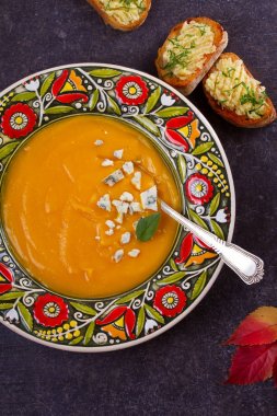 Mavi peynir ve sarımsak tereyağı tost ile kavrulmuş Balkabagi çorbası