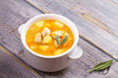 Tavuk, butternut, elma zencefil ve adaçayı güveç. Kabak ve tavuk göğsü çorbası