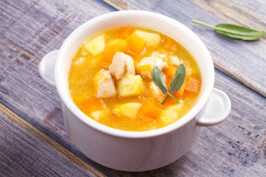 Tavuk, butternut, elma zencefil ve adaçayı güveç. Kabak ve tavuk göğsü çorbası