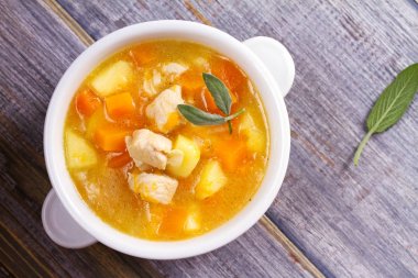 Tavuk, butternut, elma zencefil ve adaçayı güveç. Kabak ve tavuk göğsü çorbası