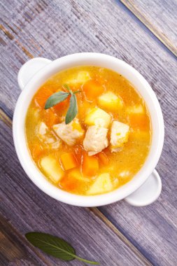 Tavuk, butternut, elma zencefil ve adaçayı güveç. Kabak ve tavuk göğsü çorbası