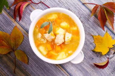 Tavuk, butternut, elma zencefil ve adaçayı güveç. Kabak ve tavuk göğsü çorbası