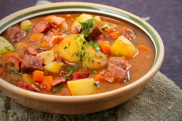 Leckerer Eintopf. Gulaschsuppe bograch in einer Schüssel. Ungarisches Gericht — Stockfoto