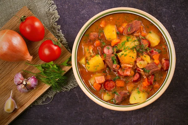 Tocană gustoasă. Goulash supa bograch într-un castron. Mâncare maghiară — Fotografie, imagine de stoc