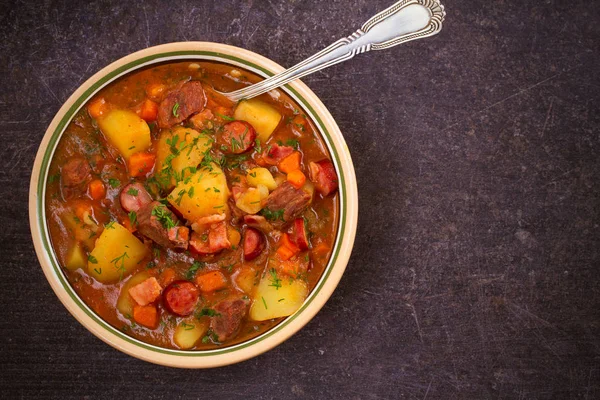 Heerlijke stoofpot. Goulash soep bograch in een kom. Hongaarse schotel — Stockfoto