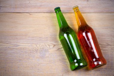 Elma ve armut şarabı rustik ahşap zemin üzerine