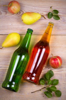 Elma ve armut şarabı rustik ahşap zemin üzerine