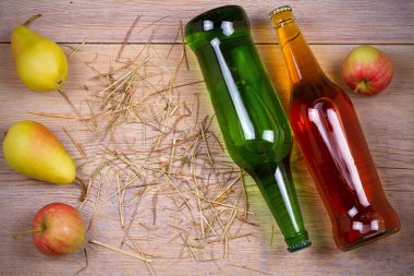 Elma ve armut şarabı rustik ahşap zemin üzerine