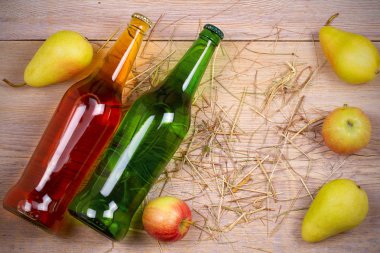 Elma ve armut şarabı rustik ahşap zemin üzerine