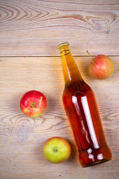 Sidra de manzana y pera sobre fondo rústico de madera — Foto de Stock